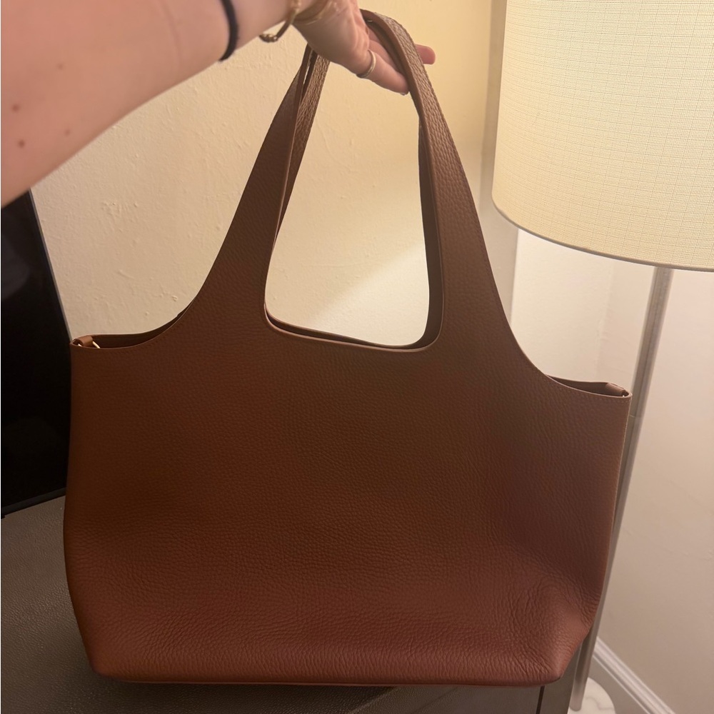 Cuyana Cappuccino Classic Brown Tote 16’ - Picture 2 of 5